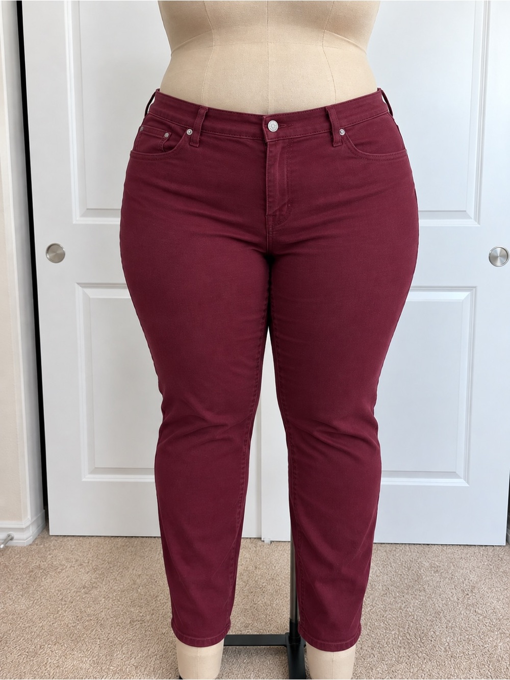 Levi's Women's Straight Leg Jeans in Burgundy
